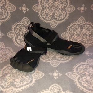 MENS VIBRAM FIVE FINGER SHOES